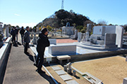 神奈川県の墓地視察の様子